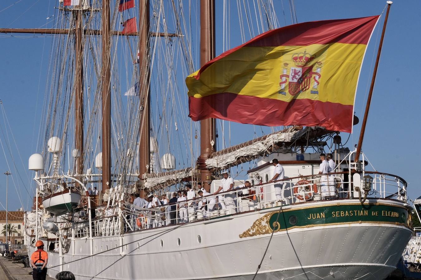 Fotos: Emotiva llegada del Juan Sebastián Elcano a Cádiz