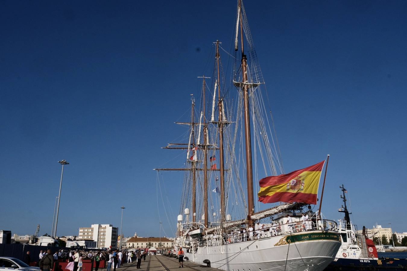 Fotos: Emotiva llegada del Juan Sebastián Elcano a Cádiz