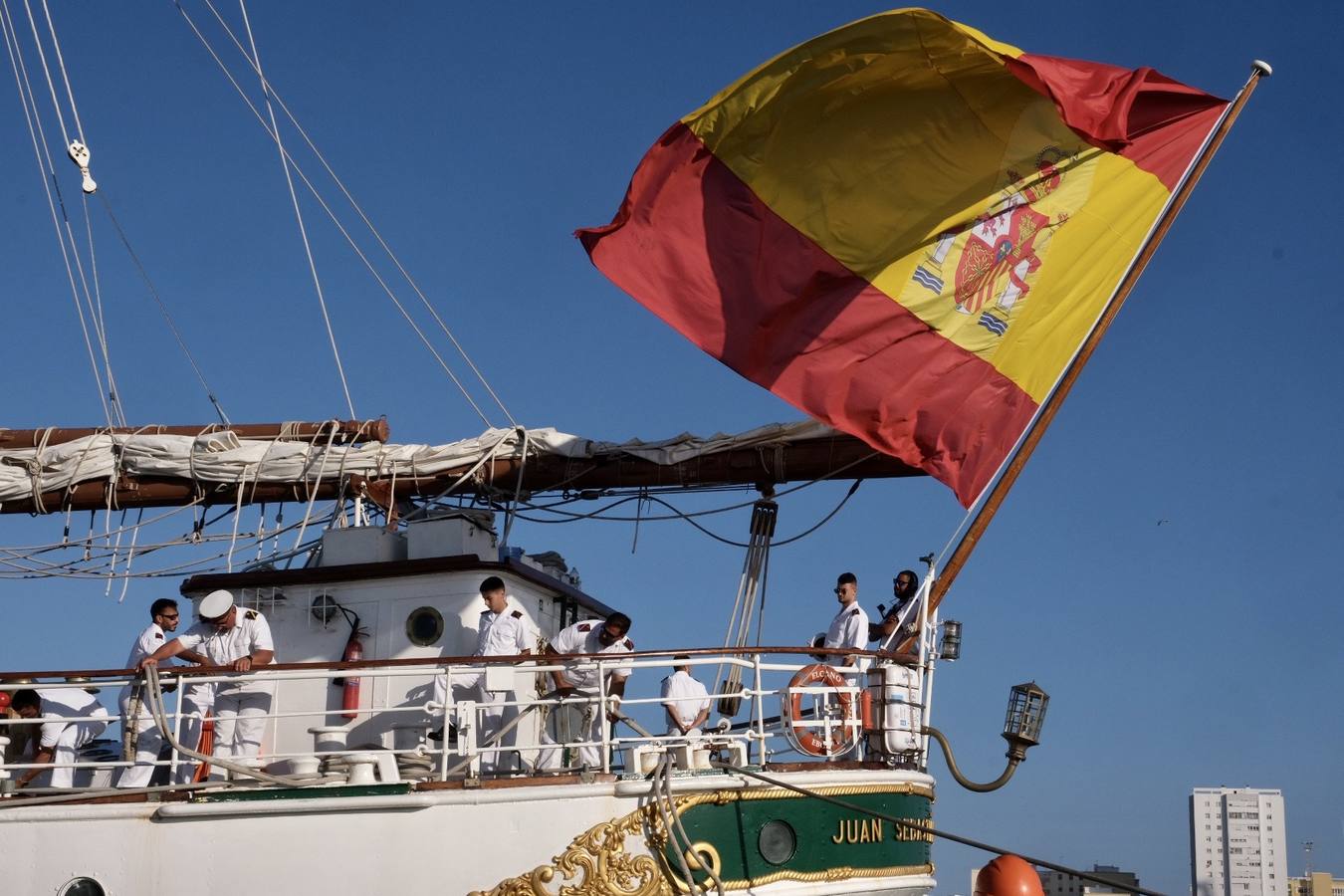 Fotos: Emotiva llegada del Juan Sebastián Elcano a Cádiz