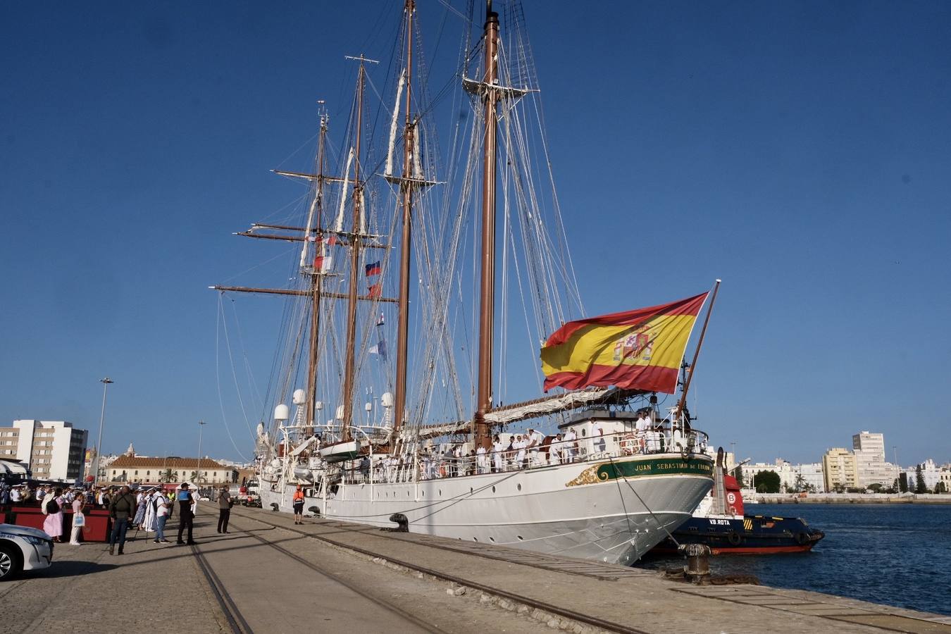 Fotos: Emotiva llegada del Juan Sebastián Elcano a Cádiz