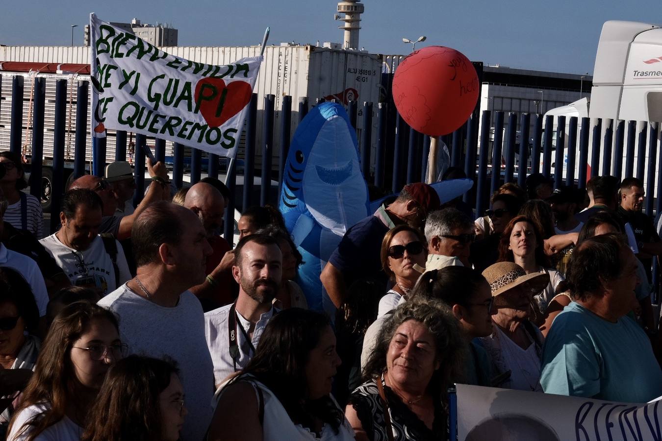 Fotos: Emotiva llegada del Juan Sebastián Elcano a Cádiz