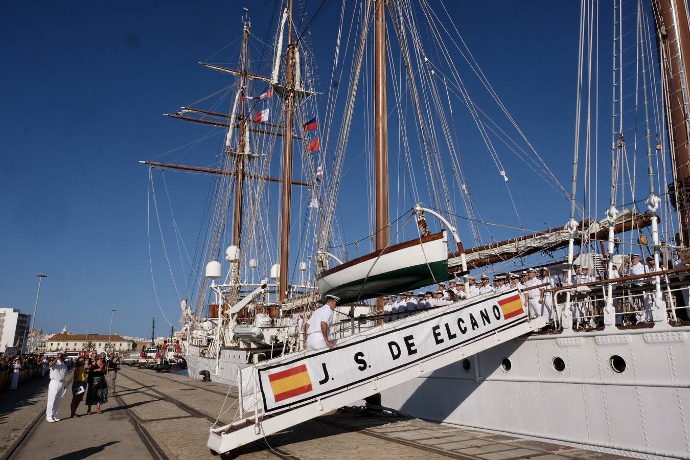 Fotos: Emotiva llegada del Juan Sebastián Elcano a Cádiz