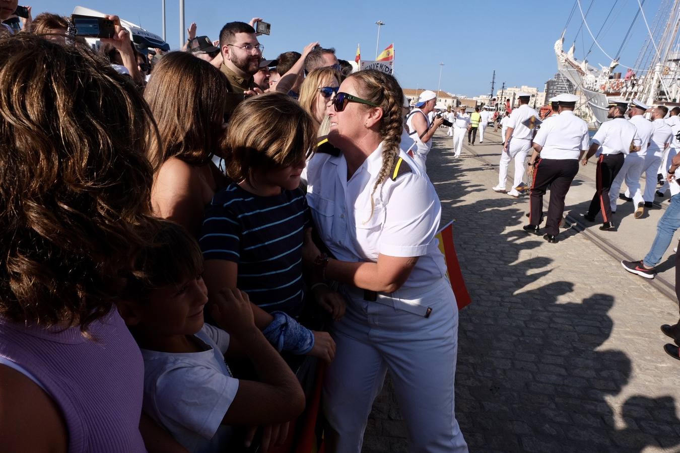 Fotos: Emotiva llegada del Juan Sebastián Elcano a Cádiz