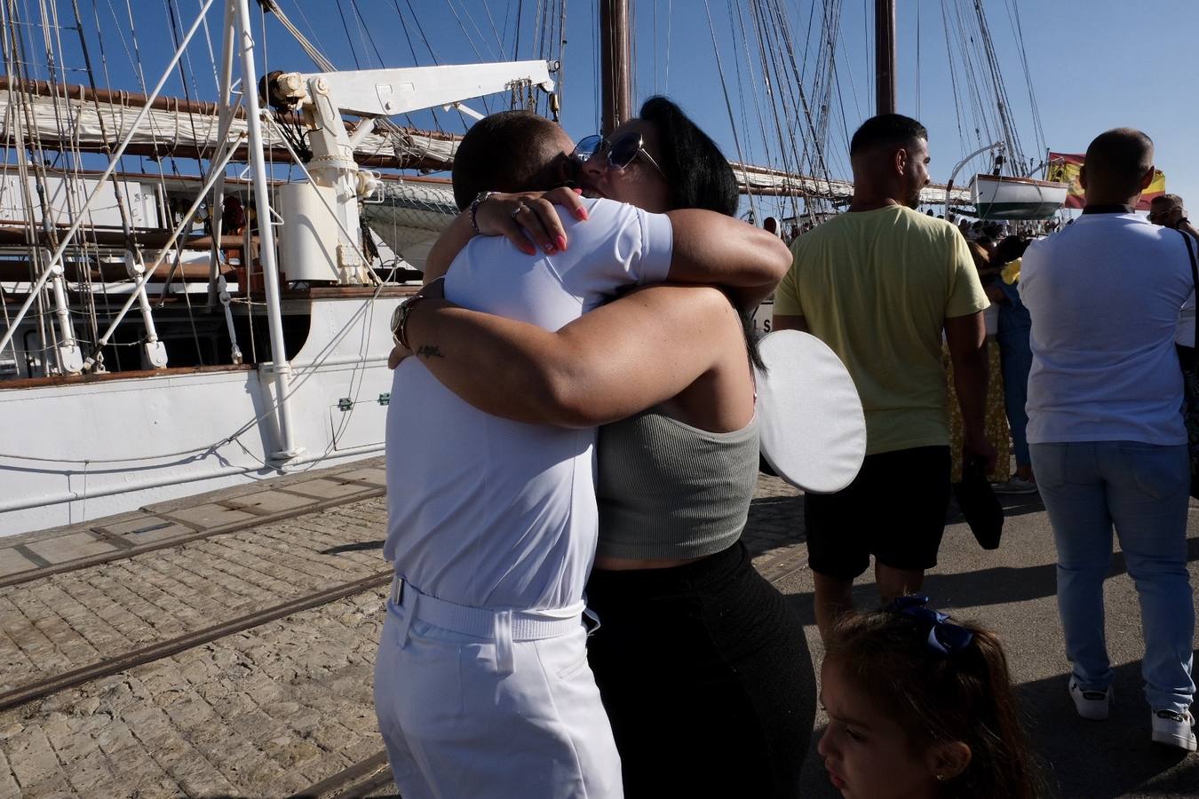 Fotos: Emotiva llegada del Juan Sebastián Elcano a Cádiz