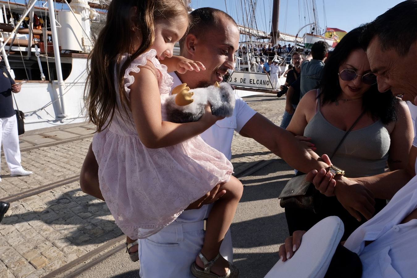 Fotos: Emotiva llegada del Juan Sebastián Elcano a Cádiz