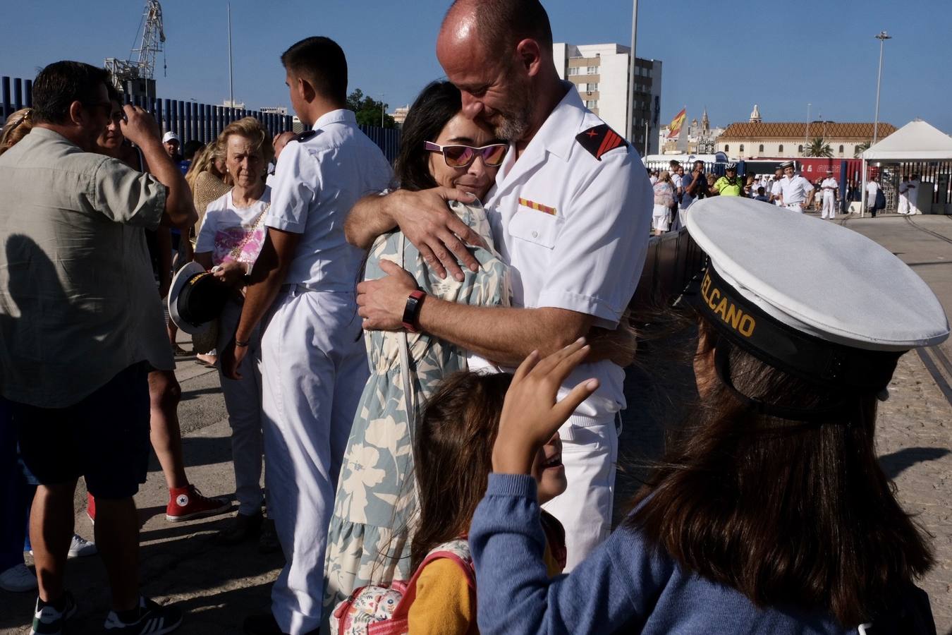 Fotos: Emotiva llegada del Juan Sebastián Elcano a Cádiz