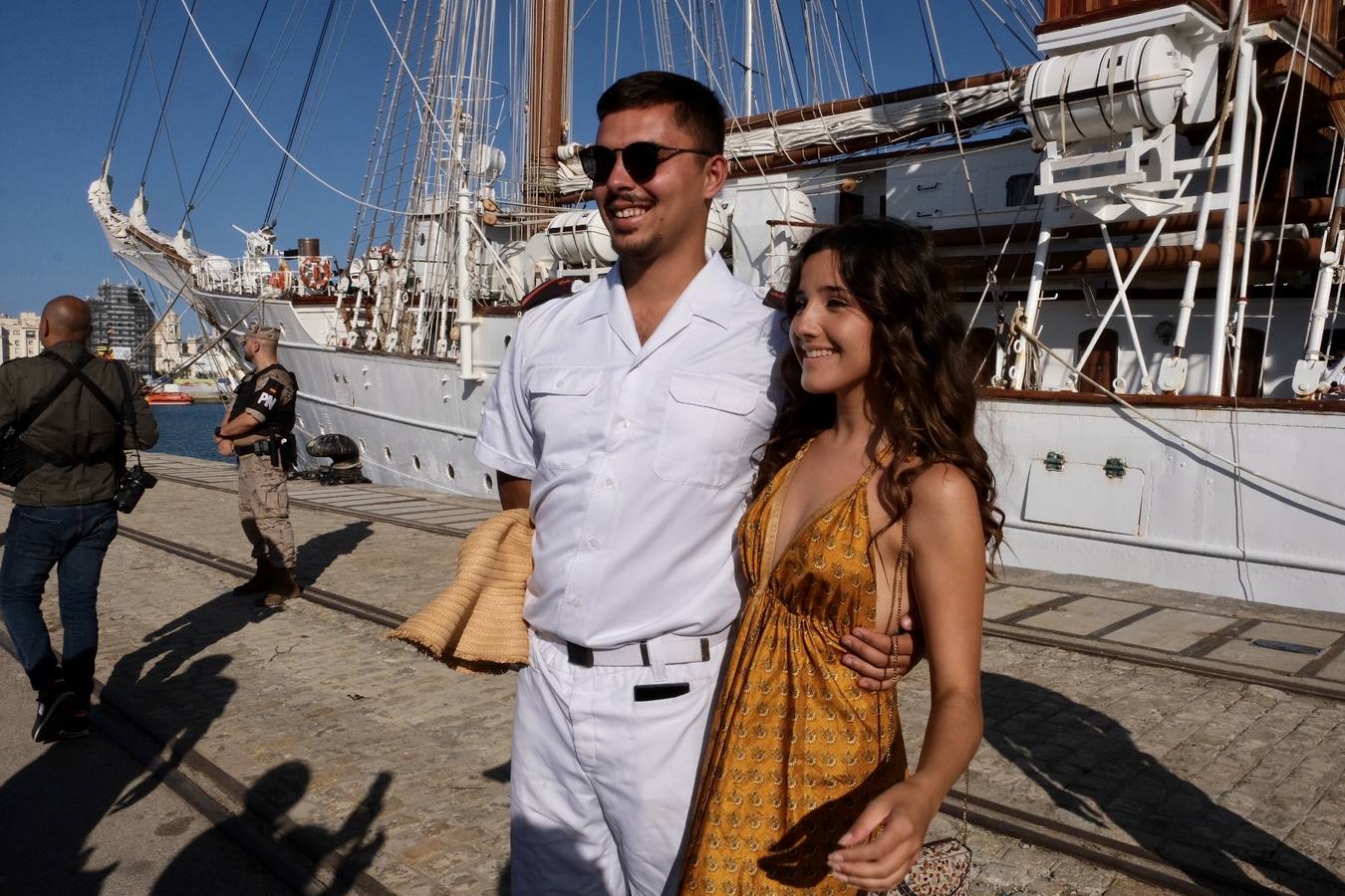 Fotos: Emotiva llegada del Juan Sebastián Elcano a Cádiz