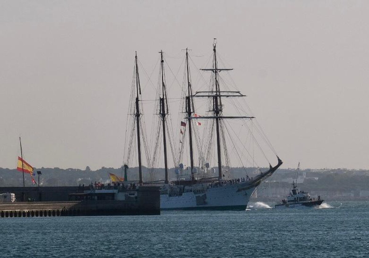 El buque escuela de la Armada, llegando al puerto de Cádiz.