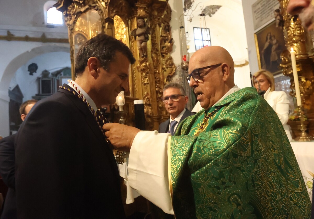 El alcalde de Cádiz ya es hermano nato del Nazareno de Santa María.
