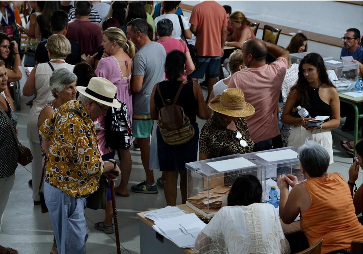 Gran afluencia de votantes en los colegios electorales de Cádiz en el 23J.