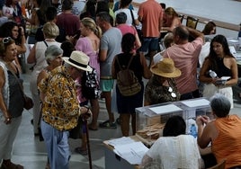 Cádiz roza el 40% de participación a las 14 horas pero se queda a la cola de Andalucía