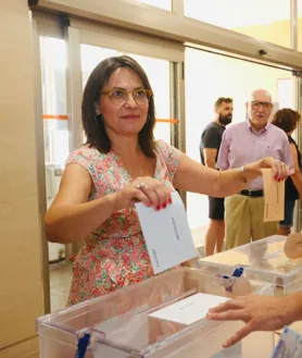 Imagen secundaria 2 - Los candidatos del PP, de Adelante Andalucía y Sumar, ejerciendo su derecho al voto.
