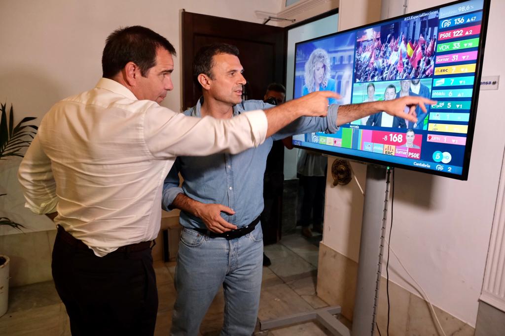 Fotos: Ambiente en la sede del PP en Cádiz