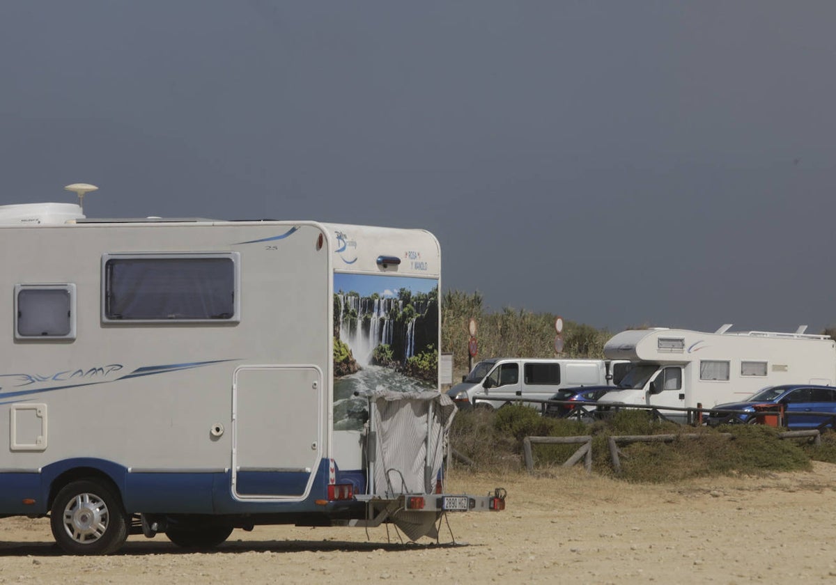 Autocaravana aparcada en la zona de la playa