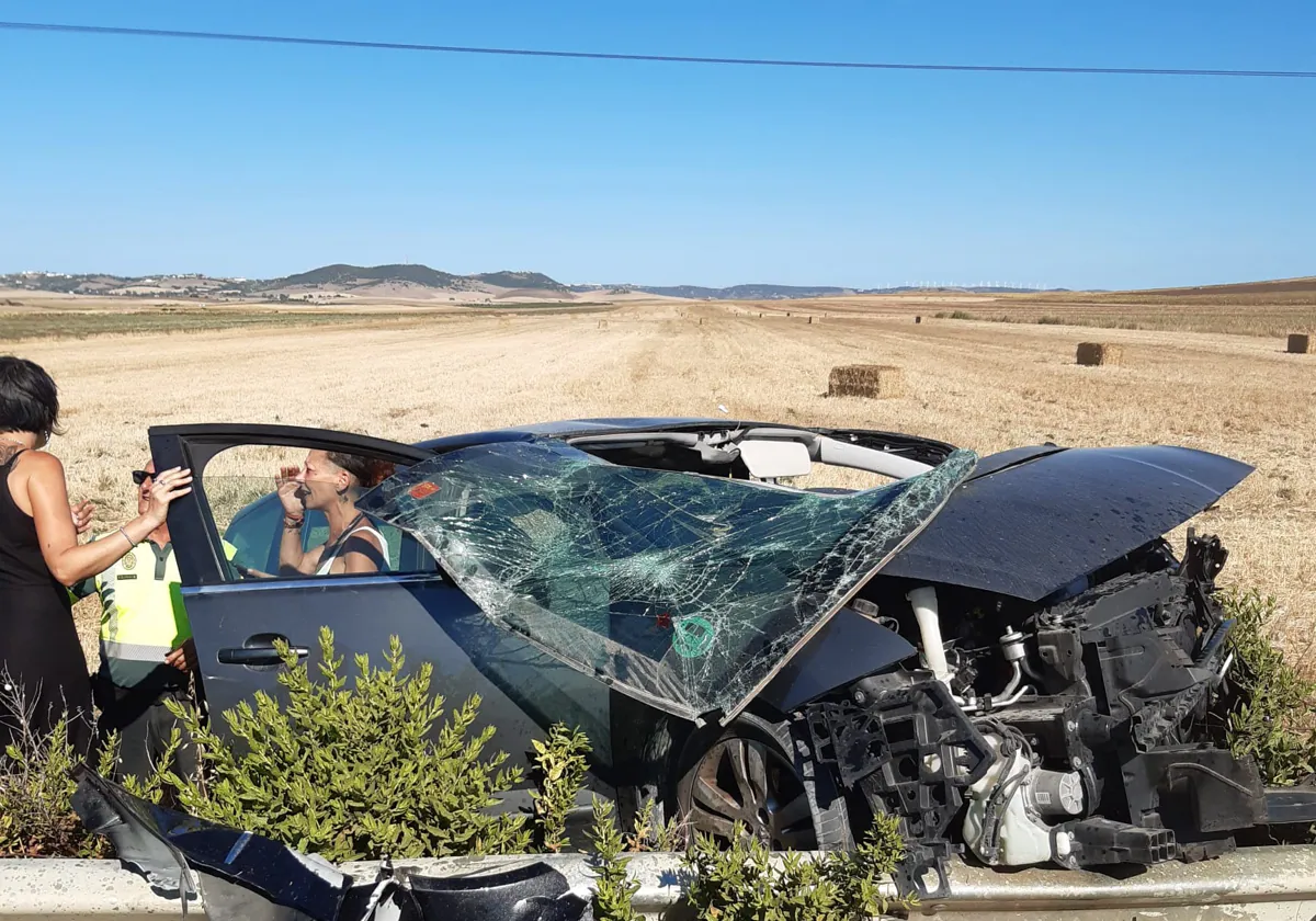 Brutal colisión entre dos vehículos en la carretera de El Palmar-Conil