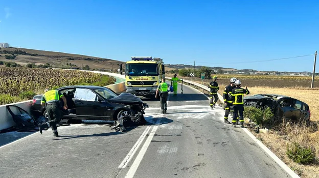 Brutal colisión entre dos vehículos en la carretera de El Palmar-Conil