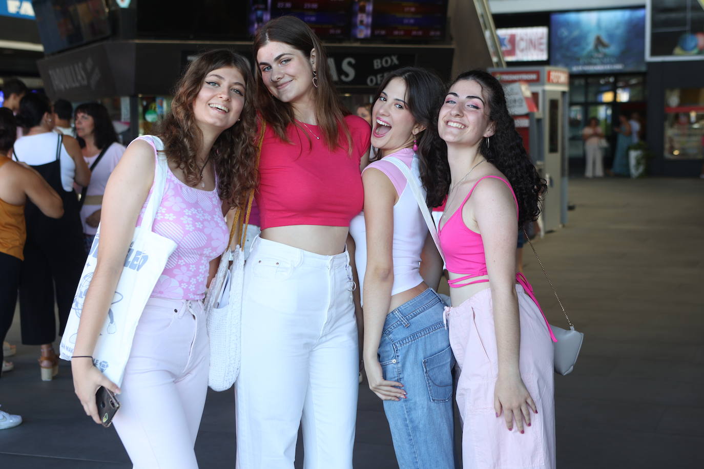 FOTOS: Barbie enamora al público y tiñe los cines de Cádiz de rosa