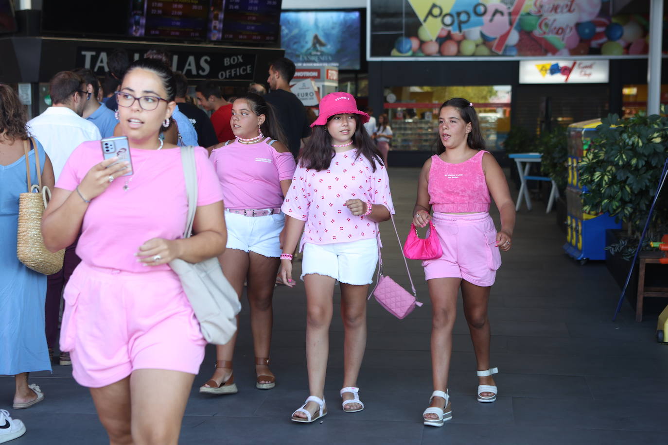 FOTOS: Barbie enamora al público y tiñe los cines de Cádiz de rosa