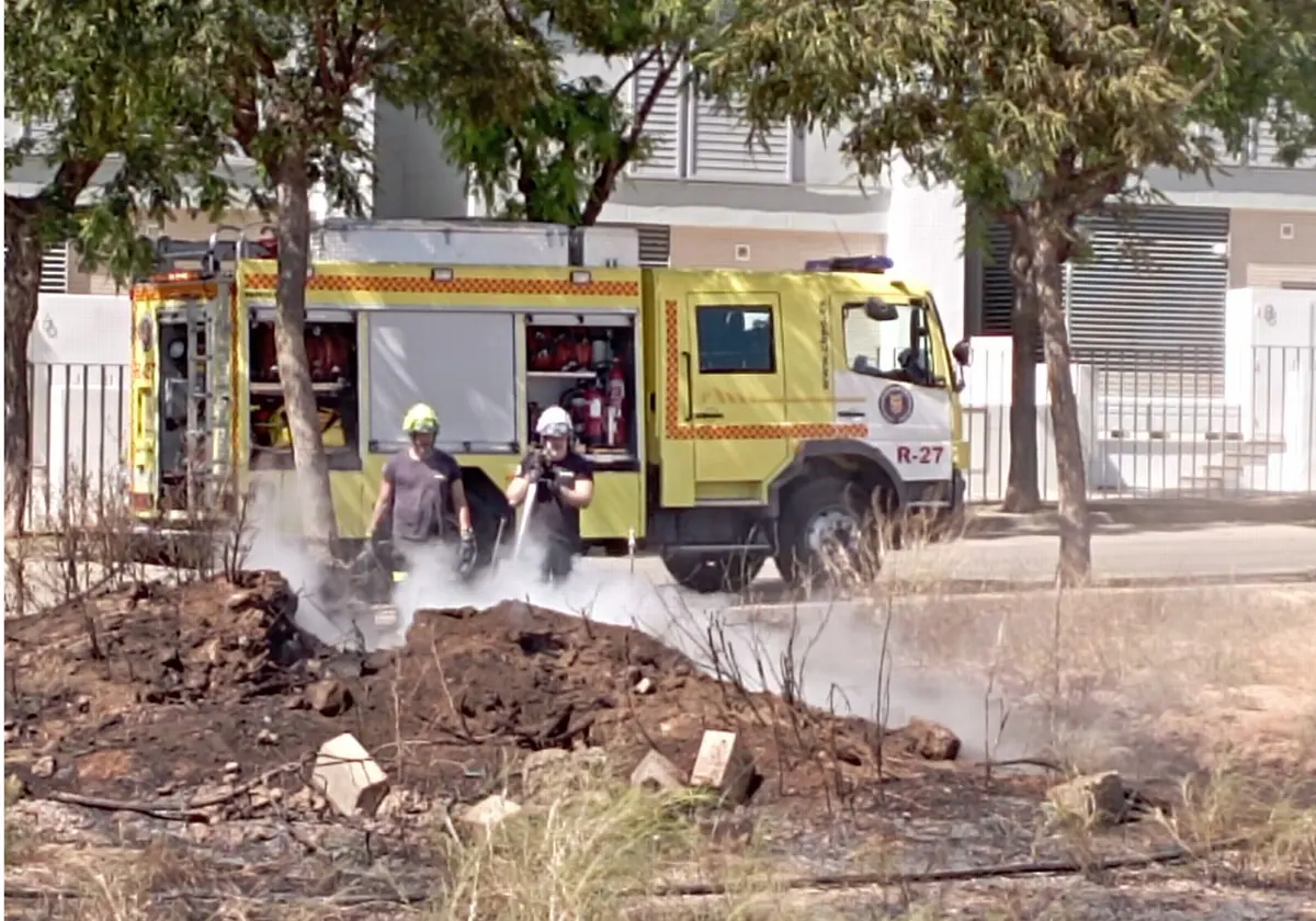 Los bomberos extinguen el incendio que se originó en Villanueva Golf en Puerto Real.