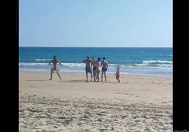 Vídeo: Denuncian una agresión a un joven que estaba practicando nudismo en una playa de Cádiz