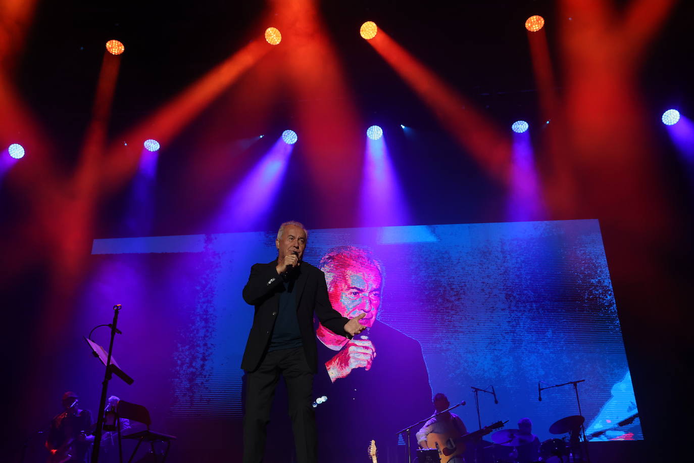 Fotos: Víctor Manuel hace latir Chiclana con recuerdos de una vida