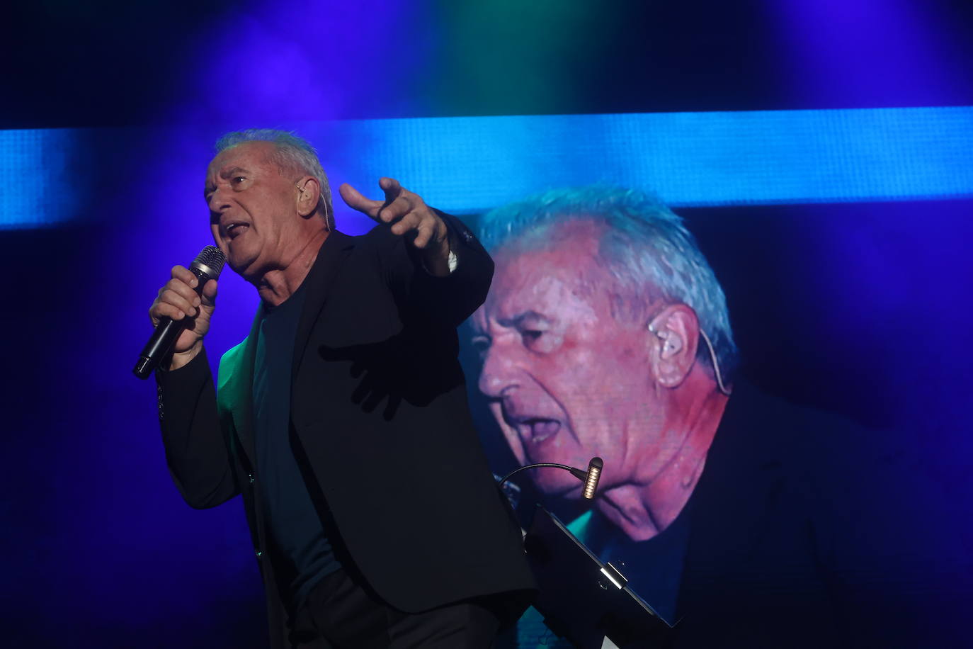 Fotos: Víctor Manuel hace latir Chiclana con recuerdos de una vida