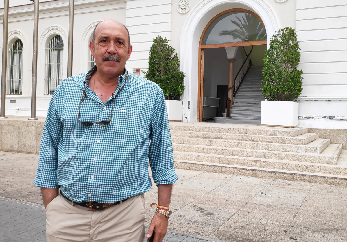Carmelo Navarro saliendo del Ayuntamiento de El Puerto