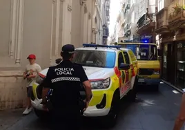 Los Bomberos rescatan a un trabajador que tras un golpe había quedado colgado de un muro en la calle San Francisco de Cádiz
