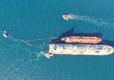 El vertido de fuel desde un barco que repostaba en Gibraltar obliga a suspender las operaciones en su puerto
