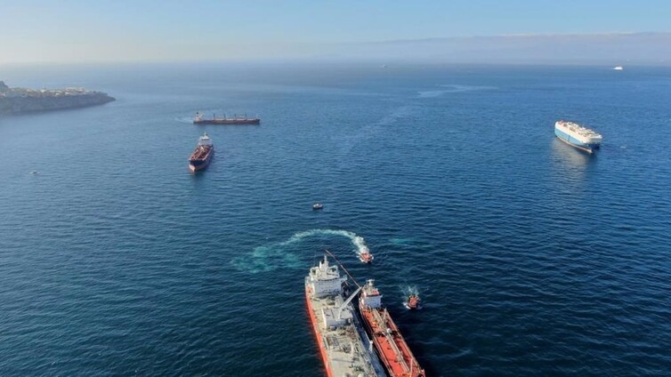 El Puerto de Gibraltar continúa cerrado tras un vertido de fuel y detienen al capitán del buque responsable