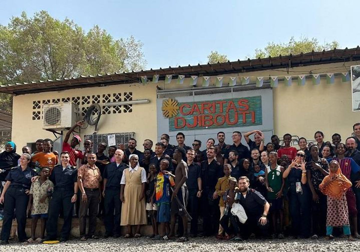 Foto de familia de la dotación de la 'Navarra' con personal y niños del orfanato.