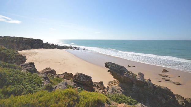 Tres calas paradisíacas de Cádiz para cuando haga viento de Levante