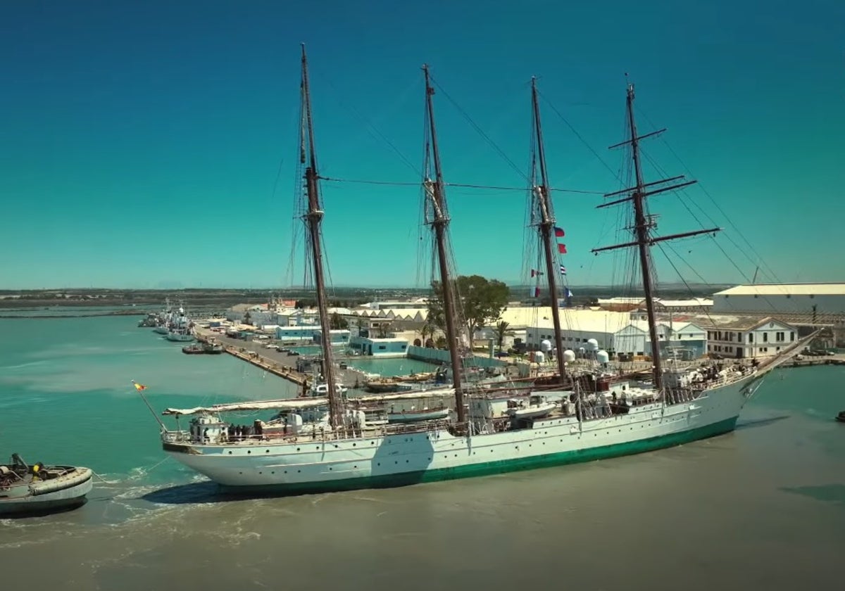 El Juan Sebastián de Elcano entrando en los astilleros de Navantia en San Fernando el pasado 31 de julio.