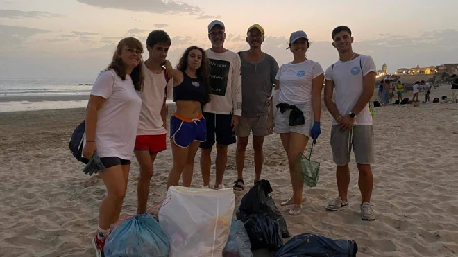 Voluntarios de Zero Waste Cádiz en una recogida