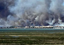 Vídeo: un incendio con origen en Las Canteras, Puerto Real, amenaza la Bahía de Cádiz