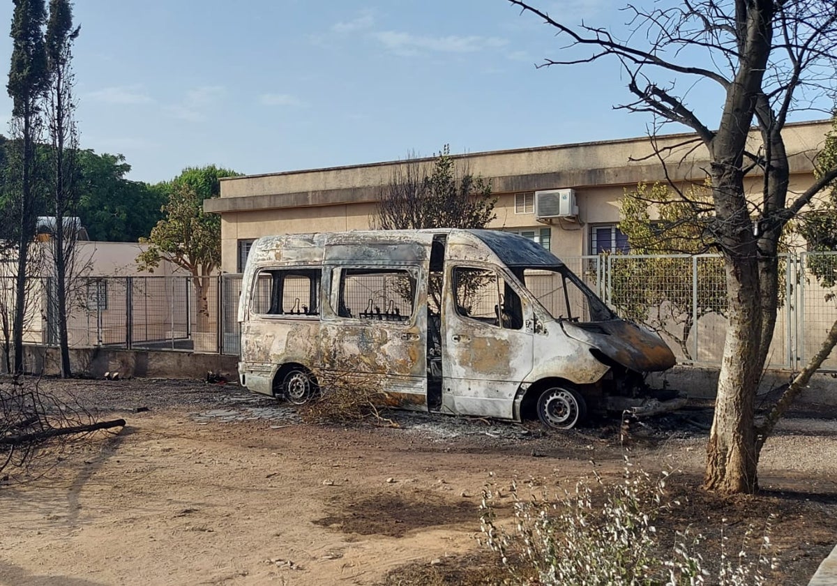 La furgoneta de Autismo Cádiz acaba calcinada por el incendio de las Canteras de Puerto Real