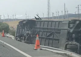 Accidente mortal de tráfico por el choque entre una motocicleta y un autobús en Cádiz