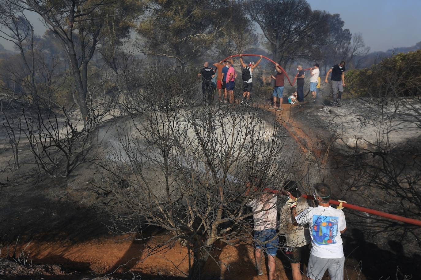 Fotos: la lucha de los vecinos de Puerto Real contra el incendio