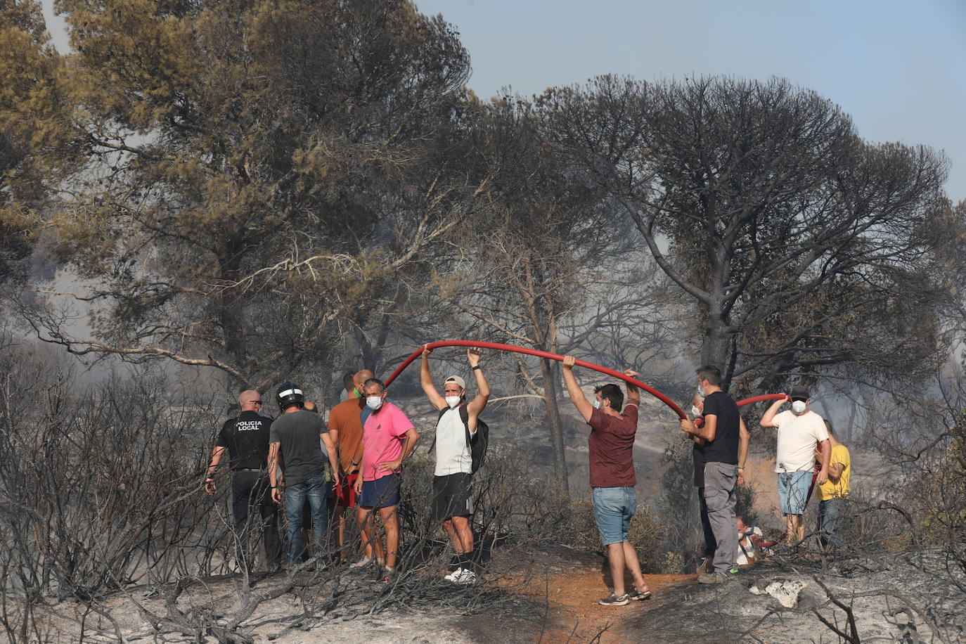 Fotos: la lucha de los vecinos de Puerto Real contra el incendio