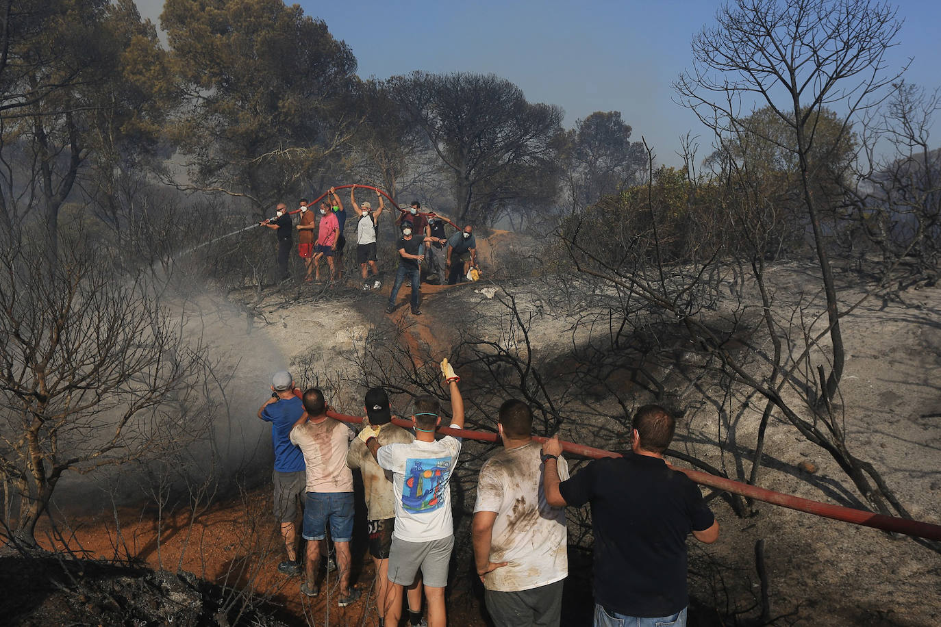 Fotos: la lucha de los vecinos de Puerto Real contra el incendio