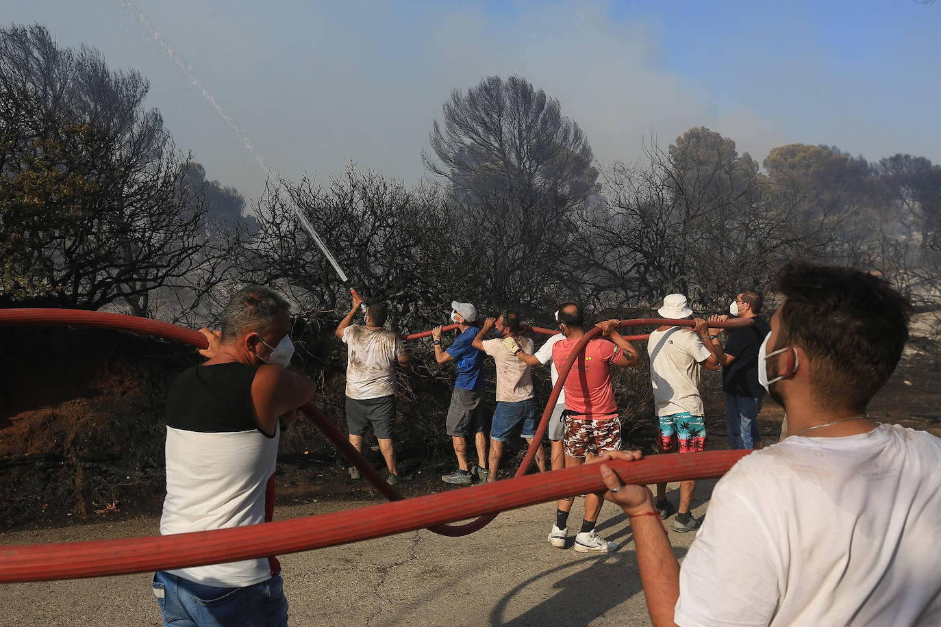 Fotos: la lucha de los vecinos de Puerto Real contra el incendio