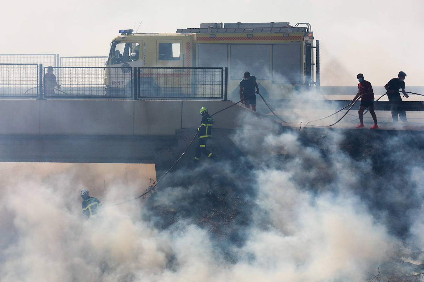 Fotos: la lucha de los vecinos de Puerto Real contra el incendio