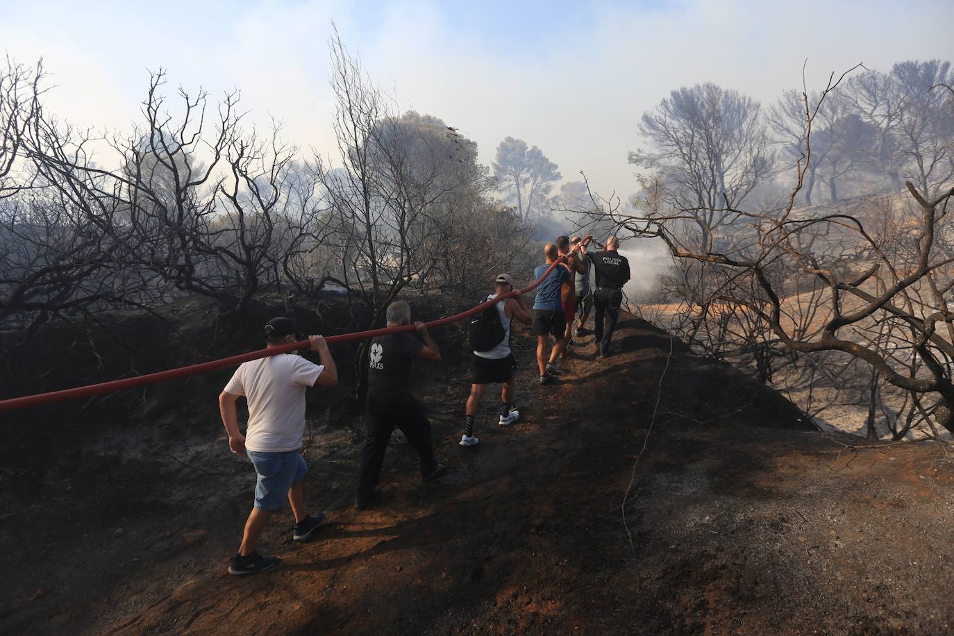 Fotos: la lucha de los vecinos de Puerto Real contra el incendio