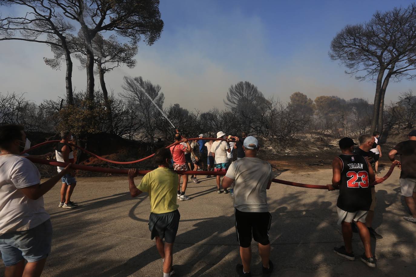 Fotos: la lucha de los vecinos de Puerto Real contra el incendio