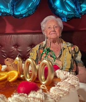 Imagen secundaria 2 - Pilar Alonso, cien años de dedicación a los demás