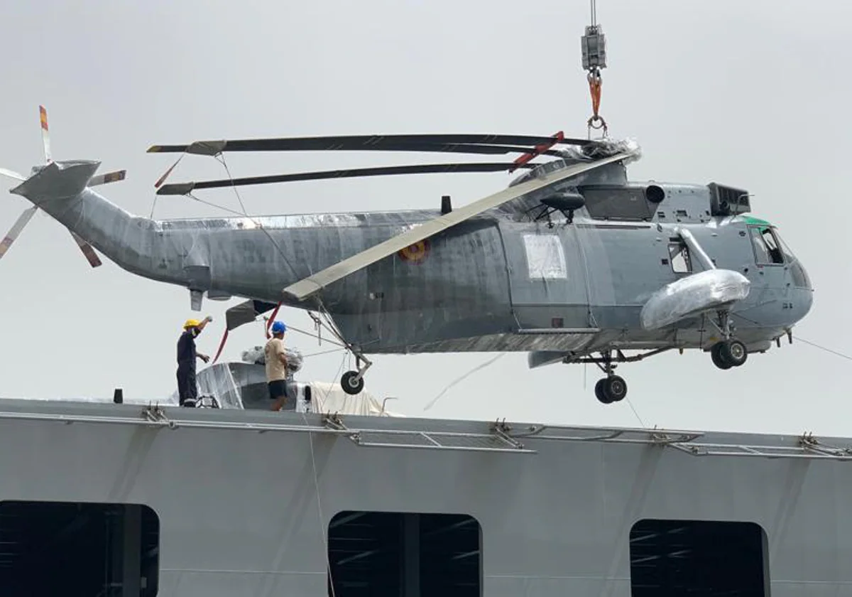 Operación del carga del helicóptero en el buque 'Pisco'