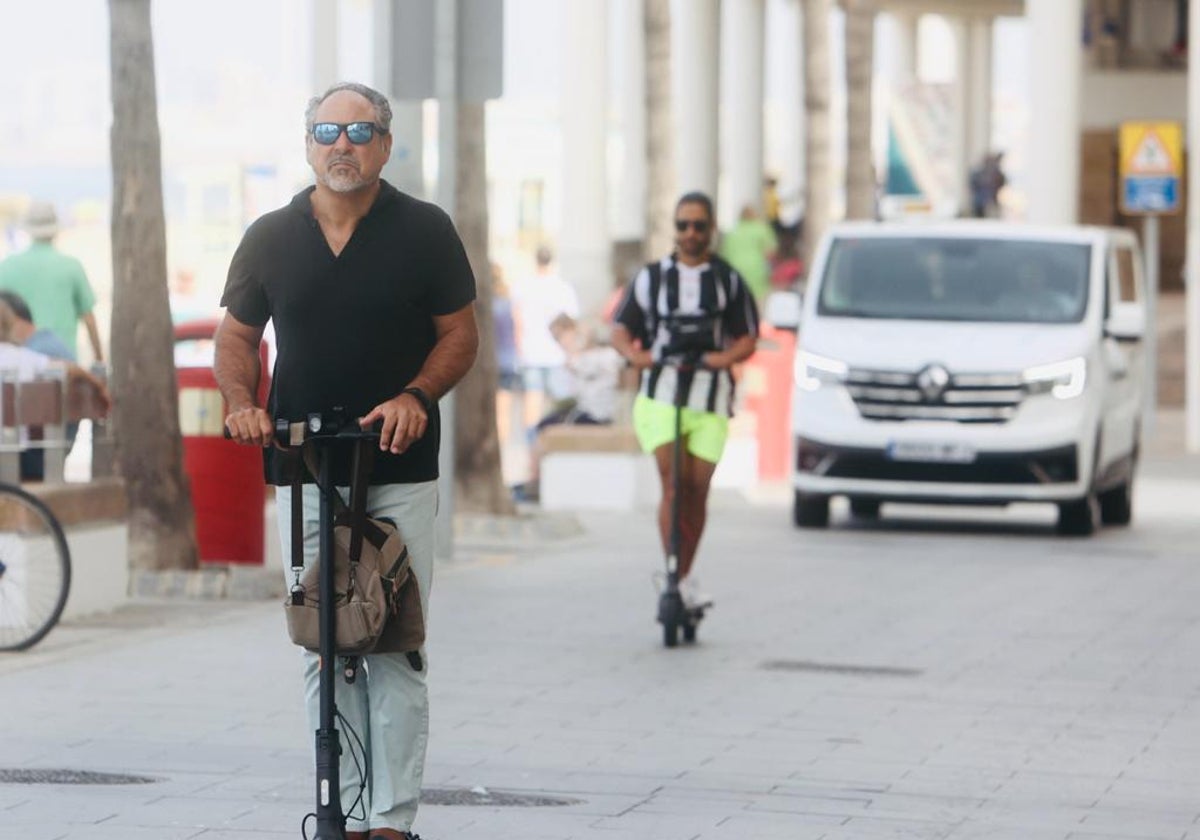 Usuarios de patinetes eléctricos en Cádiz