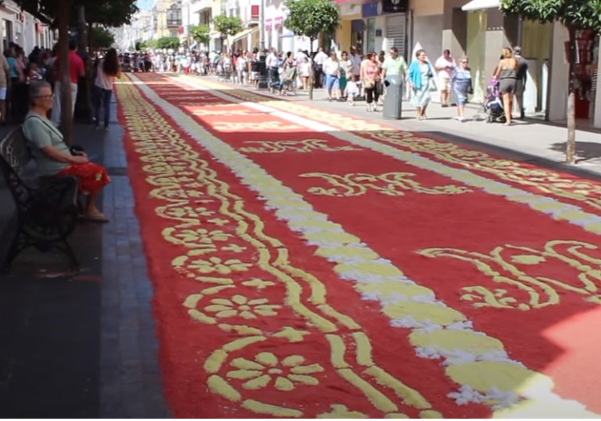 Sanlúcar emplea más de 67.000 kilos de sal para confeccionar las alfombras en honor a la Virgen de la Caridad