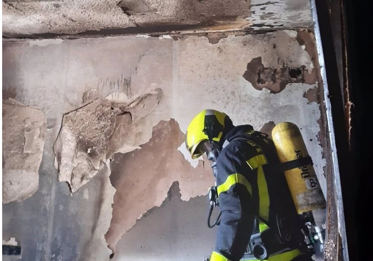 Bomberos actúan en la extinción de un incendio en una vivienda de La Línea