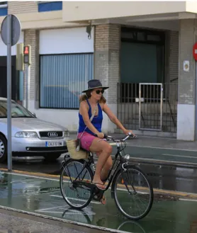 Imagen secundaria 2 - Cádiz recupera el brillo: 130 calles y 650 horas extra de limpieza en 45 días